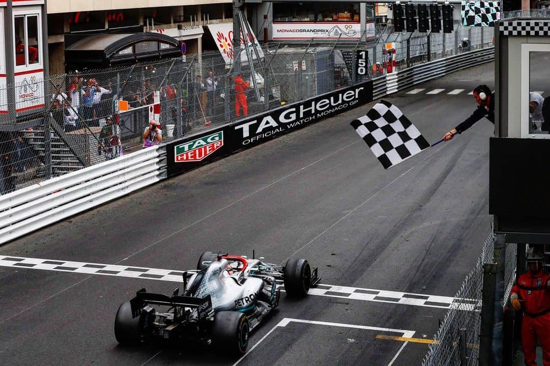 モンスターエナジーさんのインスタグラム写真 - (モンスターエナジーInstagram)「#WinningForNiki | @lewishamilton dedicates @f1 #MonacoGP victory to #NikiLauda... A tribute fitting of the Austrian's fighting spirit. ⠀⠀⠀⠀⠀⠀⠀⠀⠀ #MonsterEnergy #F1 #Formula1 | @mercedesamgf1」5月28日 1時40分 - monsterenergy