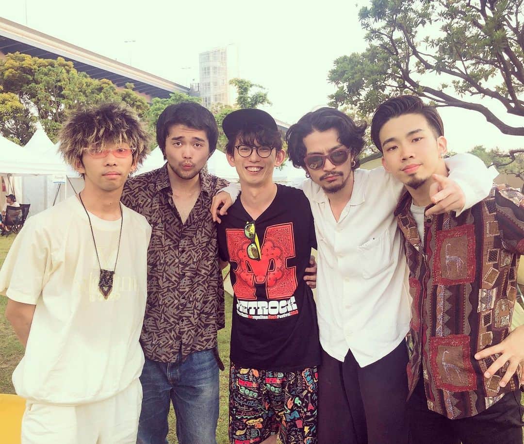 芦沢統人のインスタグラム：「King Gnuの皆さんと。 色々あったけど、仲良くなりました。笑 ライブかっこよかった！  #METROCKの思い出」