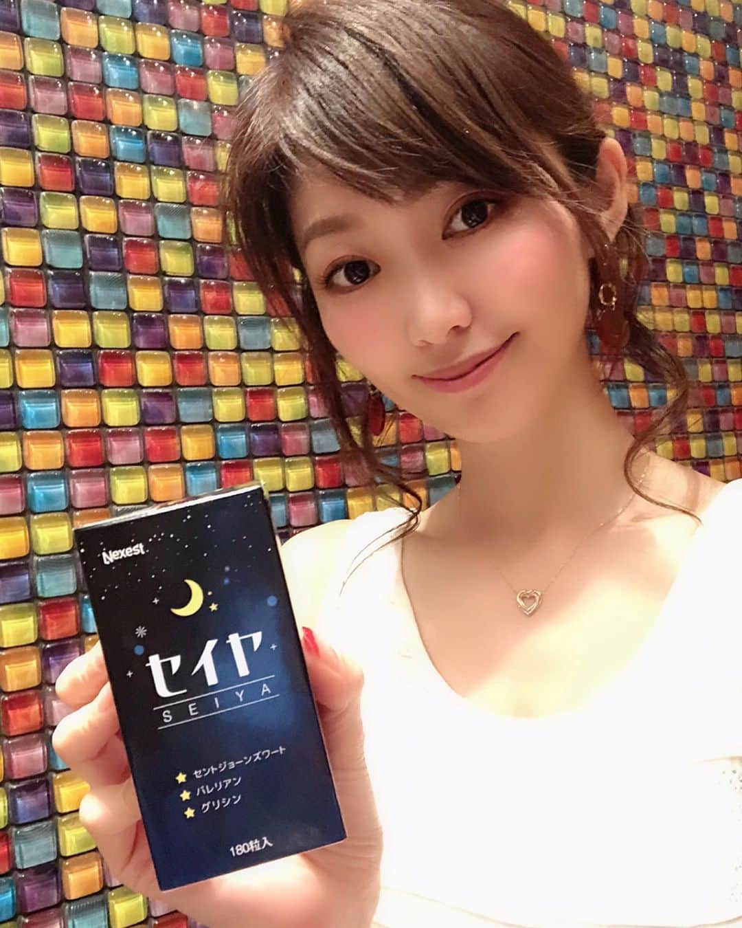 のインスタグラム：「睡眠💤は美容にも健康にも本当に大事❤️ 私は若き頃に何時間寝れば快調かを 試した結果…7時間睡眠が一番調子良かったので 7時間睡眠を心掛けています⋆｡˚✩( ¯꒳¯ )ᐝ * 一度眠りにつけば朝まで 全く目が覚める事はないのですが🐑💤💭 いつも寝るまでに時間がかかり… 寝付きが悪いんですよね😧💦 そして低血圧な為、朝目覚めても しばらく動き出せない( ´⚰︎` )💧 * 睡眠の質を良くしたいので枕を変えたり 眠るまでのルーティンを決めたり 足を高くしたり腰をサポートしてみたりw 本当に日々試行錯誤してるのですが… この睡眠サプリ【セイヤ】😑💤 試してみました💙✨ * 1日3～6粒😌💤🌙 飲むといつもより寝付きが良くなる💗 いつもは朝起きても、疲れたーと言って 一日が始まるけどサプリ飲むと 熟睡出来るからか朝もスッキリ‼️ 美肌にも良いので嬉しい🎶 健康サポートとして睡眠の質をあげる為に 引き続きお世話になります❤️ ✼••┈┈┈┈┈┈┈┈┈┈┈┈┈┈┈┈••✼ #네제스트 #세이야 #セイヤ #睡眠 #快眠 #不眠 #サプリメント #生活リズム #休息 #睡眠の質 #sleep #熟睡 #睡眠美容 #眠り #スッキリ #熟睡スイッチ #ライフスタイル #サプリ #美容垢  #healthygram #followme #beauty #女子力アップ #自分磨き #美と健康 #supplement #instabeauty#healthylife #美容好きな人と繋がりたい #女子力 ✼••┈┈┈┈┈┈┈┈┈┈┈┈┈┈┈┈••✼」