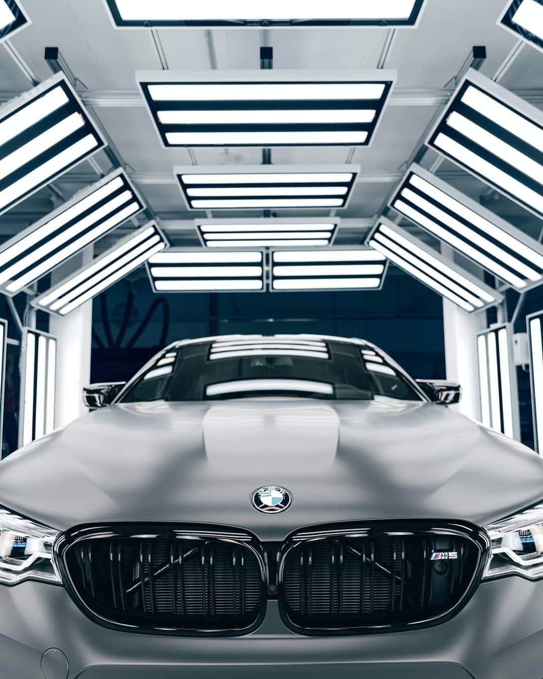 BMW Thailandさんのインスタグラム写真 - (BMW ThailandInstagram)「จากประวัติอันยาวนานของ BMW M5 ตั้งแต่รุ่นแรกที่มีประสิทธิภาพสูง และถือเป็นครั้งแรกของการขับเคลื่อนของรถสปอร์ตถูกรวมเข้ากับความสะดวกสบายของรถเก๋งหรูหรา  35 ปีต่อมา BMW M5 ยังคงเป็นรถซีดานสมรรถนะสูงที่ประสบความสำเร็จมากที่สุดในโลกและเพื่อฉลองครบรอบปีนี้ BMW M GmbH ได้สร้างรุ่นพิเศษขึ้นมา BMW M5 Edition 35 Jahre ด้วยกำลัง 625 แรงม้าภายใต้ฝากระโปรง ที่มีเครื่องยนต์ทรงพลังที่สุดในประวัติศาสตร์ฉลองครบรอบ 35 ปี  ทั้งประสิทธิภาพสูงสุดและสไตล์ที่เป็นเอกลักษณ์เพียงหนึ่งเดียว BMW M5  Edition 35 Jahre คันนี้ที่มีการตกแต่งภายในด้วยคาร์บอนอะลูมิเนียมสีทอง และภายนอกด้วยสีพิเศษ Frozen Dark Grey metallic ประณีตในทุกมุมของการออกแบบ  #BMW #BMWTH #BMWM5 #Edition35Jahre #MMonday」5月28日 2時01分 - bmwthailand