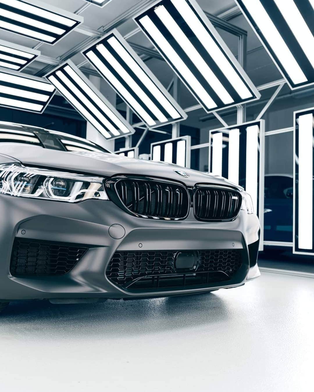BMW Thailandさんのインスタグラム写真 - (BMW ThailandInstagram)「จากประวัติอันยาวนานของ BMW M5 ตั้งแต่รุ่นแรกที่มีประสิทธิภาพสูง และถือเป็นครั้งแรกของการขับเคลื่อนของรถสปอร์ตถูกรวมเข้ากับความสะดวกสบายของรถเก๋งหรูหรา  35 ปีต่อมา BMW M5 ยังคงเป็นรถซีดานสมรรถนะสูงที่ประสบความสำเร็จมากที่สุดในโลกและเพื่อฉลองครบรอบปีนี้ BMW M GmbH ได้สร้างรุ่นพิเศษขึ้นมา BMW M5 Edition 35 Jahre ด้วยกำลัง 625 แรงม้าภายใต้ฝากระโปรง ที่มีเครื่องยนต์ทรงพลังที่สุดในประวัติศาสตร์ฉลองครบรอบ 35 ปี  ทั้งประสิทธิภาพสูงสุดและสไตล์ที่เป็นเอกลักษณ์เพียงหนึ่งเดียว BMW M5  Edition 35 Jahre คันนี้ที่มีการตกแต่งภายในด้วยคาร์บอนอะลูมิเนียมสีทอง และภายนอกด้วยสีพิเศษ Frozen Dark Grey metallic ประณีตในทุกมุมของการออกแบบ  #BMW #BMWTH #BMWM5 #Edition35Jahre #MMonday」5月28日 2時01分 - bmwthailand