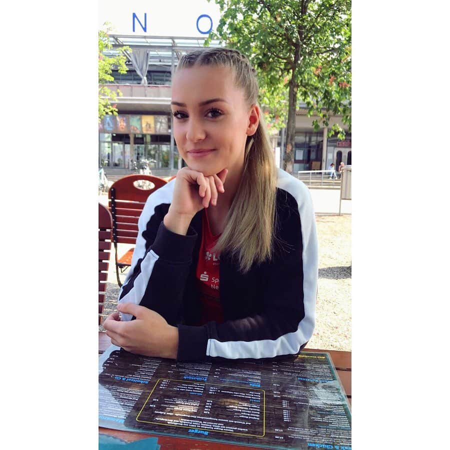 Sophia JUNKのインスタグラム：「Saisoneinstieg ✅  U23 EM Norm über 200m & 4x100m ✅  Happy me ✅! 🔜 next race: Jena. Leider habe ich kein Bild des Wettkampfs gefunden bzw gemacht, daher muss dieses hier herhalten 😜 #seasonopener #puma #pumaathlete #pumagirl #happy #trackgirl #trackandfield #gipfelstürmer」