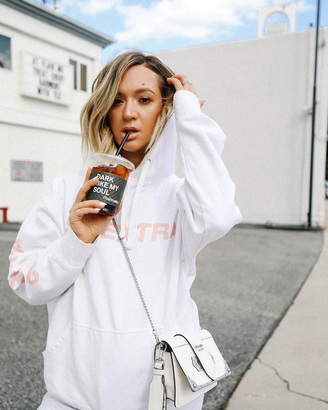 アリーシャ・マリーさんのインスタグラム写真 - (アリーシャ・マリーInstagram)「i love you a latte..um even tho this is a cold brew..ok u get it ♡  ps..link in my bio for my sweatshirt! also, what’s ur coffee / starbucks order? 💞☕️」5月28日 1時54分 - alisha