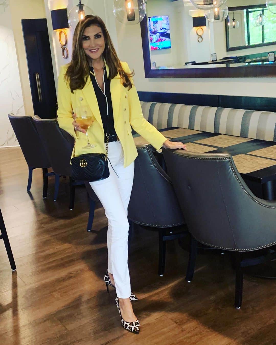 ヘザー・マクドナルドのインスタグラム：「Today is my official #weddinganniversary #19years so as a gift to my #instagramhusband I had my friend take this photo of b/c this outfit is too good not share.#ootd #juicyscoop #peatherforever」