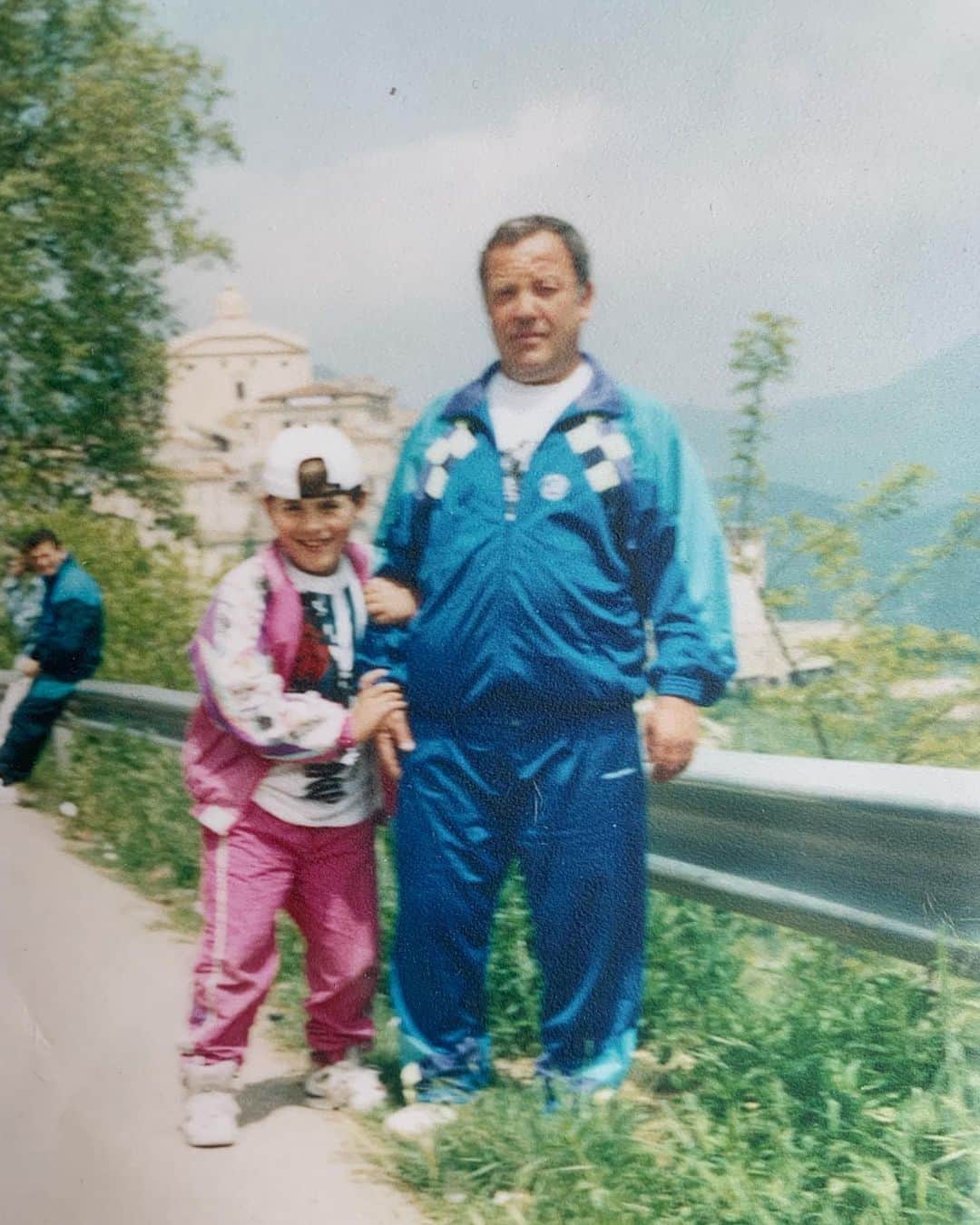 アントニオ・ノチェリーノのインスタグラム：「Una volta parlando con mio padre gli chiesi che cosa fosse il calcio per lui , e lui mi disse: Amore , Passione e Rispetto.  Amore ,perché le cose fatte con il cuore e con amore  sono le cose più belle e danno poi più soddisfazioni  Passione ,perché quello che fai o lo fai al 1000% o non lo fare proprio  Rispetto ,per le persone che ti vengono a vedere che fanno sacrifici, rispetto per gli avversari , rispetto per coloro che non ti fanno mai mancare niente e sono sempre lì ad aiutarti e rispetto soprattutto per la maglia che indossi onorala sempre.  sii sempre te stesso educato, rispettoso Umile  e buono che nella vita essere un uomo vero vale più di ogni altra cosa.  Questa la metto io perché crescendo ho capito che questa parola sia una delle più importanti e racchiude poi quello che siamo , che è la Dignità, quella non bisogna mai perderla.  Love you dad ❤️ I miss you」