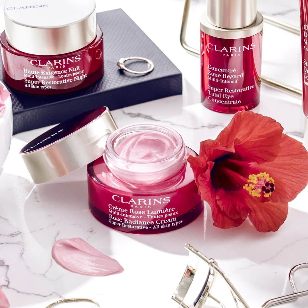 ClarinsUKさんのインスタグラム写真 - (ClarinsUKInstagram)「New Super Restorative Rose Radiance Cream contains hibiscus sabdariffa flower acids to gently exfoliate, revealing brighter, youthful looking skin. #SuperRestorative #Clarins . . . . . . . . . . . . . #itsallaboutyou #floweracids #acidexfoliation #antiageing #glowboostingcream #antiageingcream #antiageingmoisturiser #glowyskin #radiantskin #hibiscussabdariffa」5月28日 2時10分 - clarinsuk