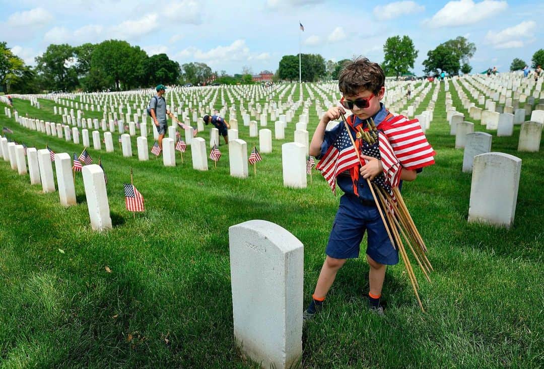 NBC Newsさんのインスタグラム写真 - (NBC NewsInstagram)「Tiger Scout Sam Moynihan from Oakville, Missouri, places flags on graves at Jefferson Barracks National Cemetery in St. Louis County on Sunday. See more #MemorialDay photos at the link in our bio. . 📷 David Carson / @stltoday via @apnews」5月28日 2時03分 - nbcnews