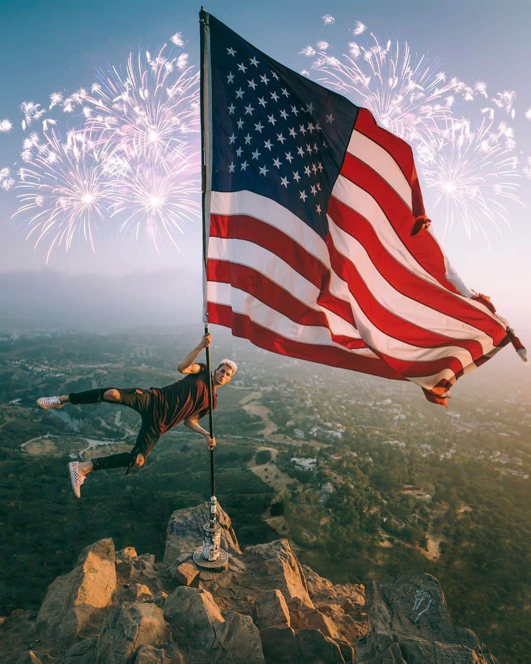 Mark Dohnerのインスタグラム：「Happy Memorial Day #Merica! 🇺🇸 huge appreciation to those who have lost their lives fighting for our country... let’s hope that one day we can all achieve WORLD PEACE so there are no wars 🙏🏼 #EverybodyLoveEverybody」