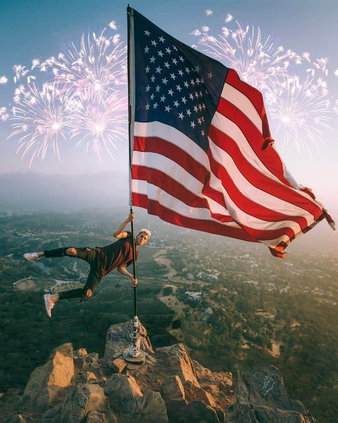 Mark Dohnerのインスタグラム：「Happy Memorial Day #Merica! 🇺🇸 huge appreciation to those who have lost their lives fighting for our country... let’s hope that one day we can all achieve WORLD PEACE so there are no wars 🙏🏼 #EverybodyLoveEverybody」