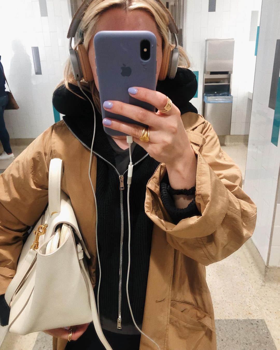 Estée Lalondeのインスタグラム：「Airport bathroom.」