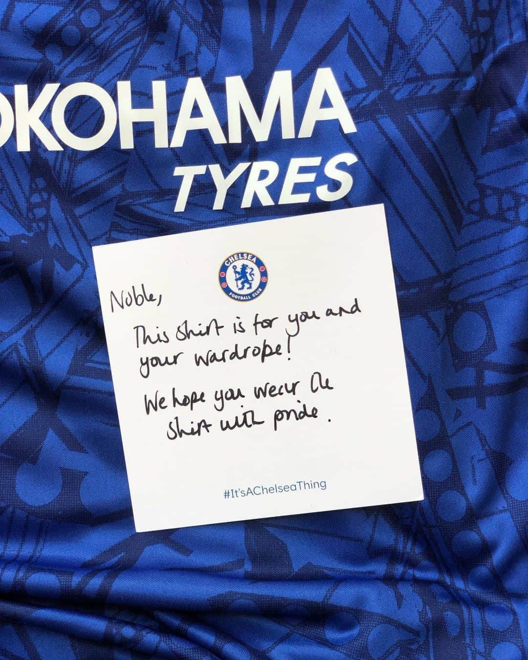 ノーブル・イグウェさんのインスタグラム写真 - (ノーブル・イグウェInstagram)「THANK YOU  Thank you so much @chelseafcw for this thoughtful gift. I’ll find a special spot for it in my wardrobe.  #ItsAChelseaThing #ThePrideOfLondon #stylevitae #style」5月28日 2時11分 - noble_igwe