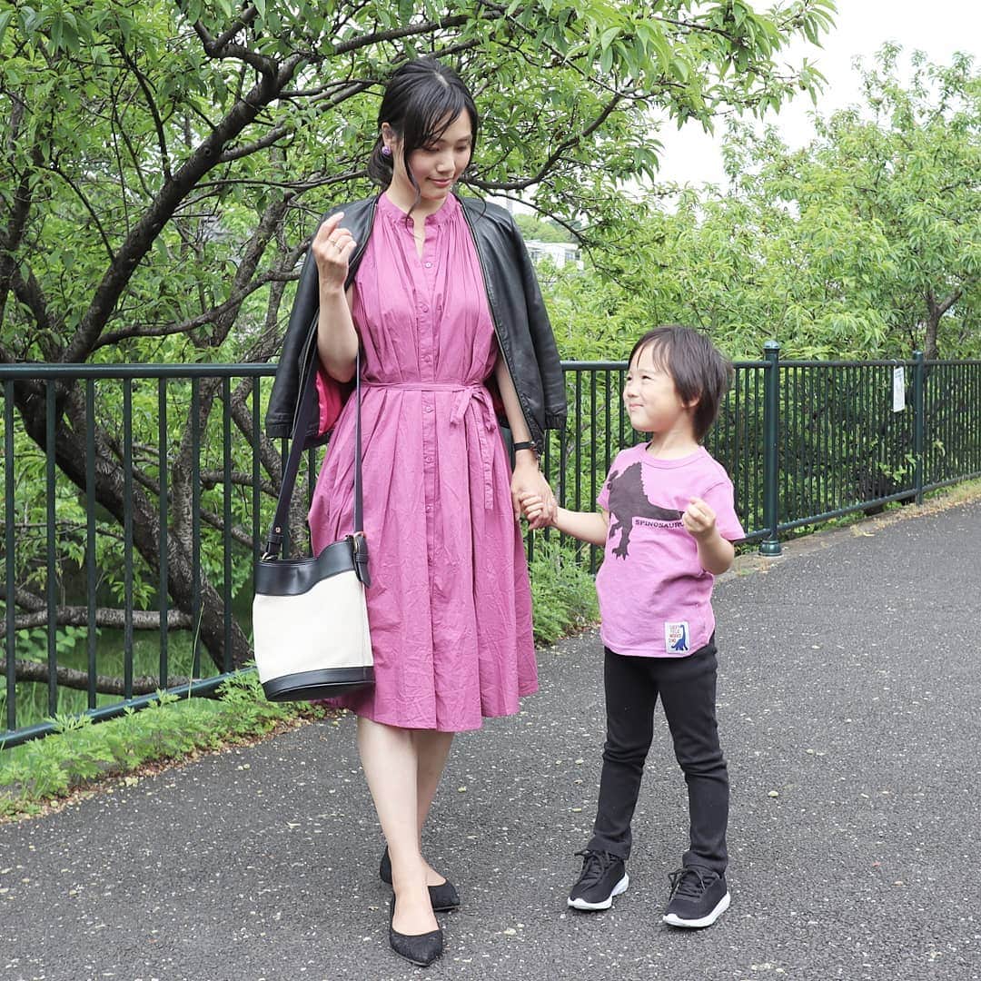 Eri Satoのインスタグラム：「purple×blackリンクコーデ · one-piece: @titivatejp  #クルーネックAラインワンピース bag: @kalie_official  shoes: @outletshoes_official · 先日のコーデ 息子のTシャツは先日紹介した、港北の #LuckRack でGETしたもの。  ティラノサウルスかと思って買ったらスピノサウルスでした😂 男子ってそーゆーとこ細かくない？ スニーカーは @outletshoes_official これすっごく気に入ってくれて、お出掛けの時はこれじゃないと嫌なんだって😂💕 サイズ豊富で私ともお揃いだけど、パパの分もオーダーしちゃった😋 · 今日暑すぎてクーラーつけちゃった😇夏どうすれば良いの😇 · #ティティベイト#titivate  #titivatestyle#fashion#ootd#outfit#code#coordinate#instagood#instalike#ファッション#コーディネート#コーデ#プチプラ#プチプラコーデ#ママコーデ#親子リンクコーデ愛好家#シンプルコーデ#mamagirl#locari#ママファッション #partegram#リンクコーデ#ママモデル #l4like#カジュアル#お洒落さんと繋がりたい」