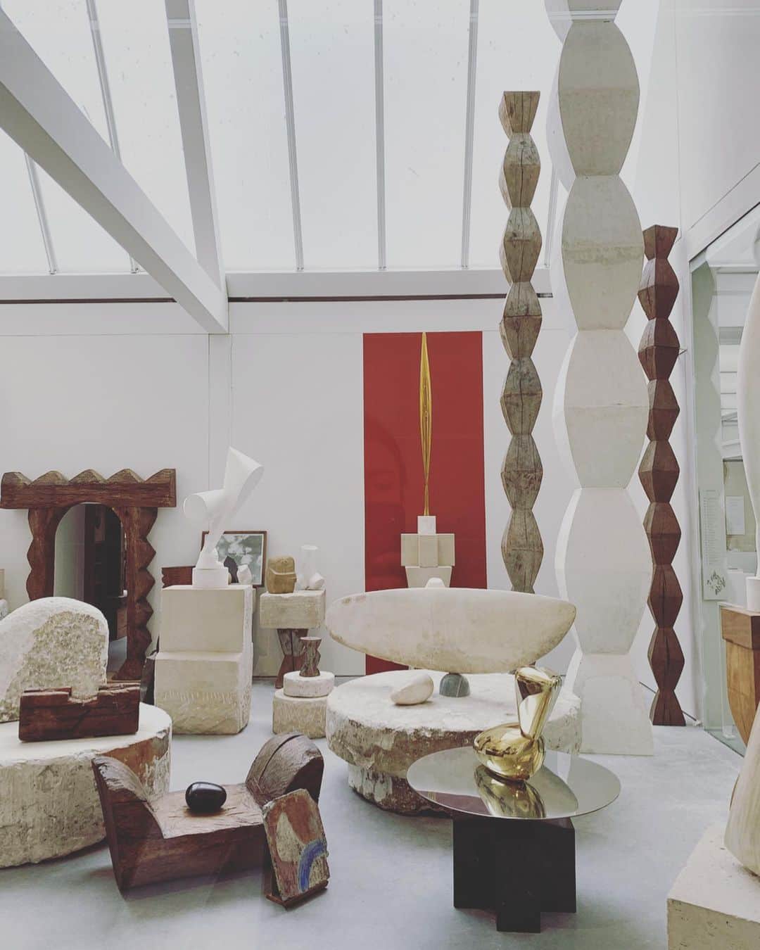 マリア・シャラポワのインスタグラム：「The one stop in my 24 hours in Paris which didn’t include butter intake, was at Brancusi Atelier. How special to see something made in the early 1900’s, look like it entirely belongs today. The aesthetic, its textures and materials..all pieces I would ( very happily!!) live with today.」