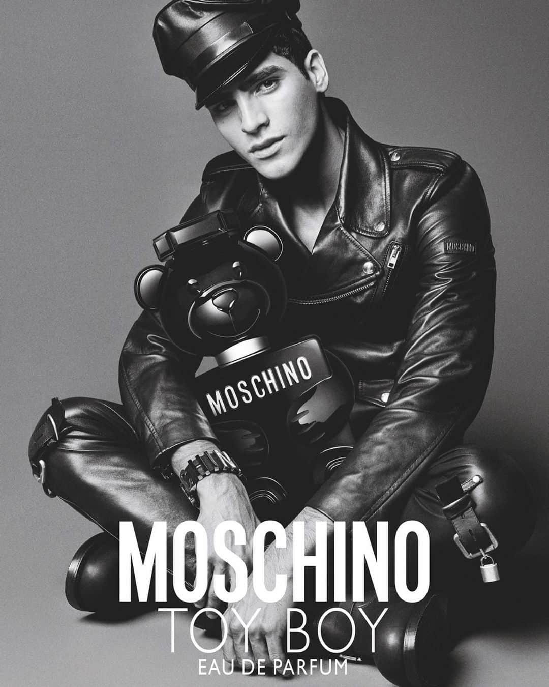 ジェレミー・スコットさんのインスタグラム写真 - (ジェレミー・スコットInstagram)「I’M EXCITED TO ANNOUNCE MY VERY FIRST MEN’S FRAGRANCE FOR MOSCHINO- TOY BOY - STARRING @jhona_burjack CAPTURED BY @giampaolosgura #TOYBOY」5月28日 2時47分 - jeremyscott