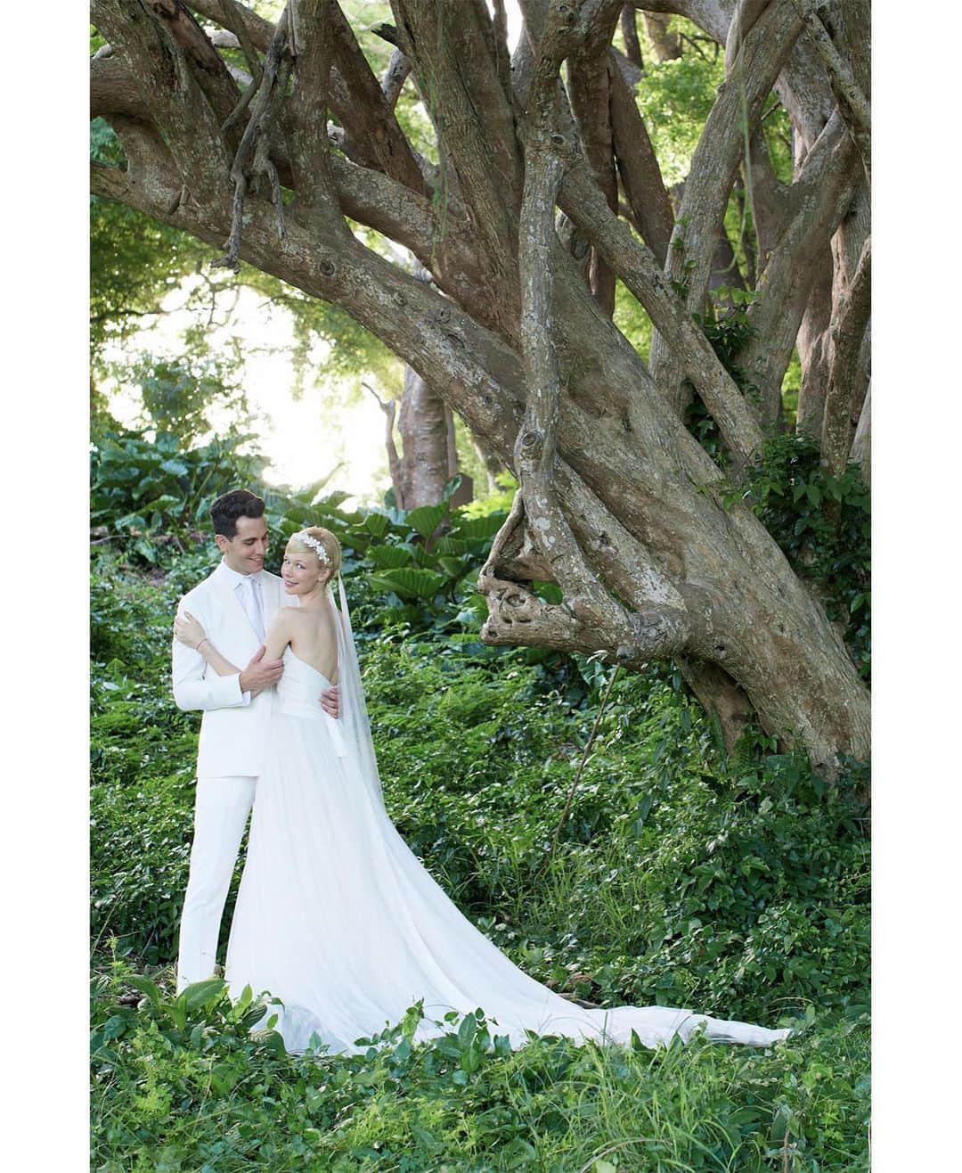 エリン フェザーストンのインスタグラム：「Ok...last anniversary post ( I promise) Looking back at these just fills my heart with love, especially now that we can show these photos to our three year old son (iPhone in one hand, newborn in the other). Love you @gabrielsaporta❤️❤️❤️ And a shout out to @martha_weddings and @kateberryberry who made this wedding weekend that much more beautiful for us. Scroll through to see more shots from the big day.」