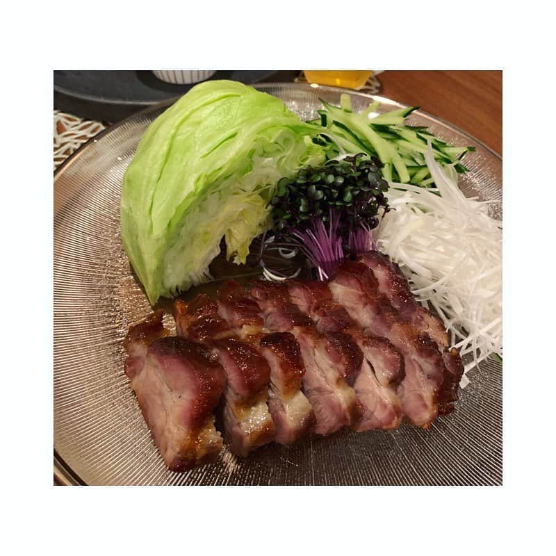 市橋有里のインスタグラム：「焼豚が美味しく焼けたので☻レタスに包んでネギを乗せて食べると止まらなくなる…今朝は少し暑さも落ち着きましたが暑くなってくるとビタミンB群しっかり摂って疲労をためないようにしたいですね♪この焼豚少しだけ残して次は炒飯に入れよう😋 ・ #おうちごはん  #焼豚 #マッシュルームのサラダ #茹でアスパラガス #とろろとオクラの前菜 #たこと豆腐の和え物 #スパイシー手羽先 #ビタミンB群 #疲労回復 #小料理屋あり」