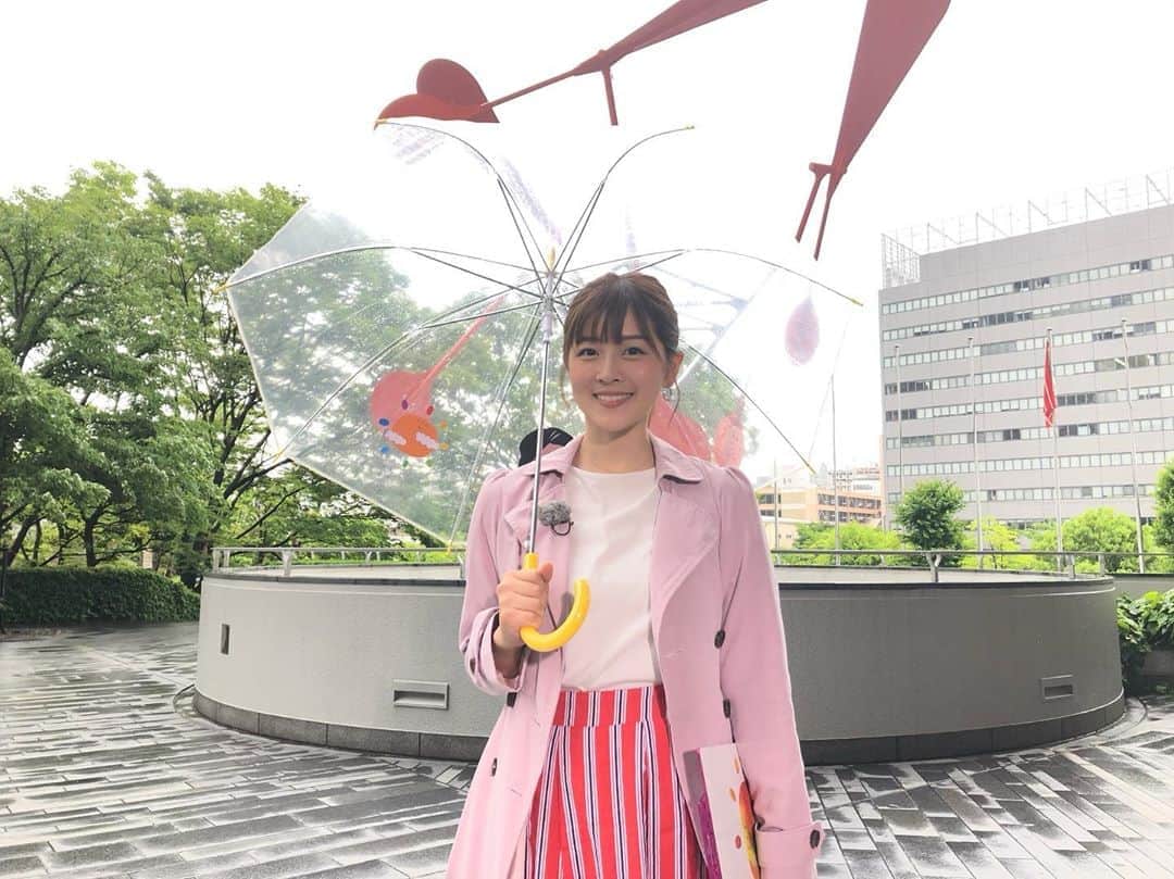 中村秀香のインスタグラム：「今朝は #すまたん お天気担当でした。 ありがとうございました☺️ .  #読売テレビ 玄関前はＯＡ中、 雨が降ったりやんだりでしたが… .  今日は各地午後から雨が強まりそうです☔️ 大きめの傘を持ってお出かけください！」