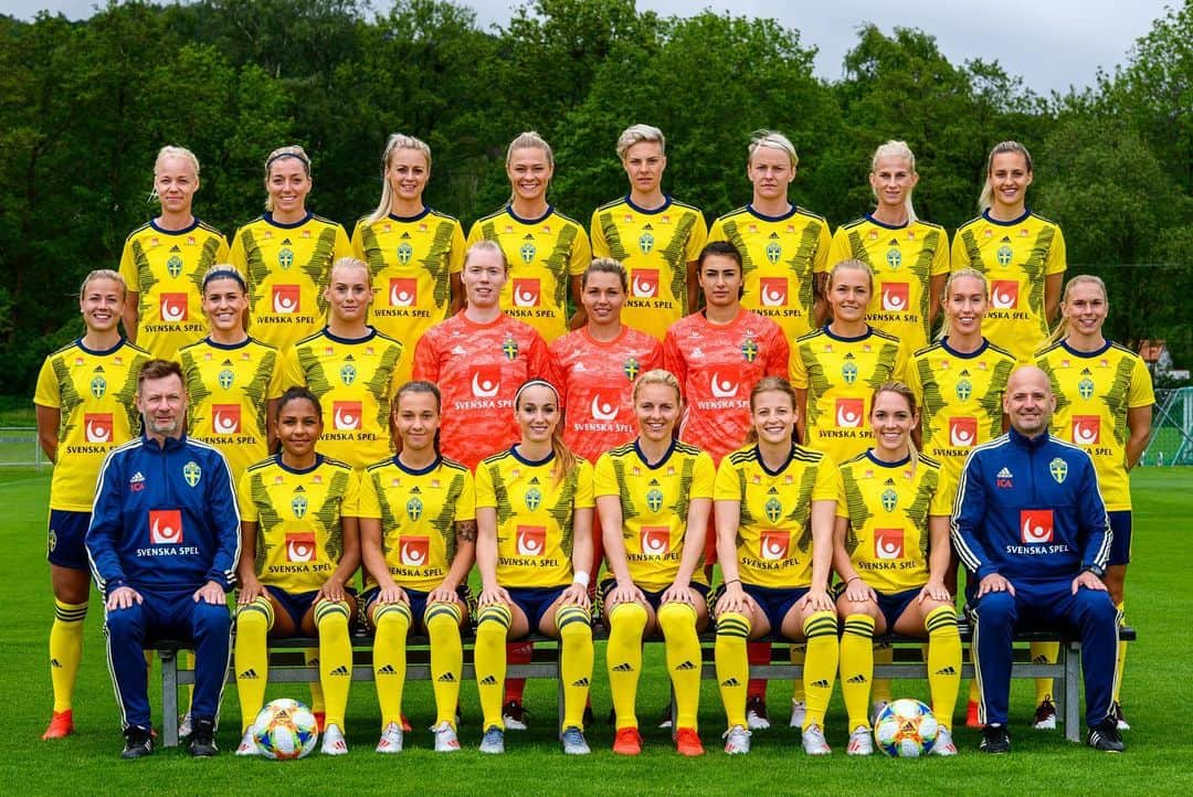 コソヴァレ・アスラニさんのインスタグラム写真 - (コソヴァレ・アスラニInstagram)「Us trying to take a team pic in the cold, some more ready than others🥶#swewnt」5月28日 3時02分 - asllani9