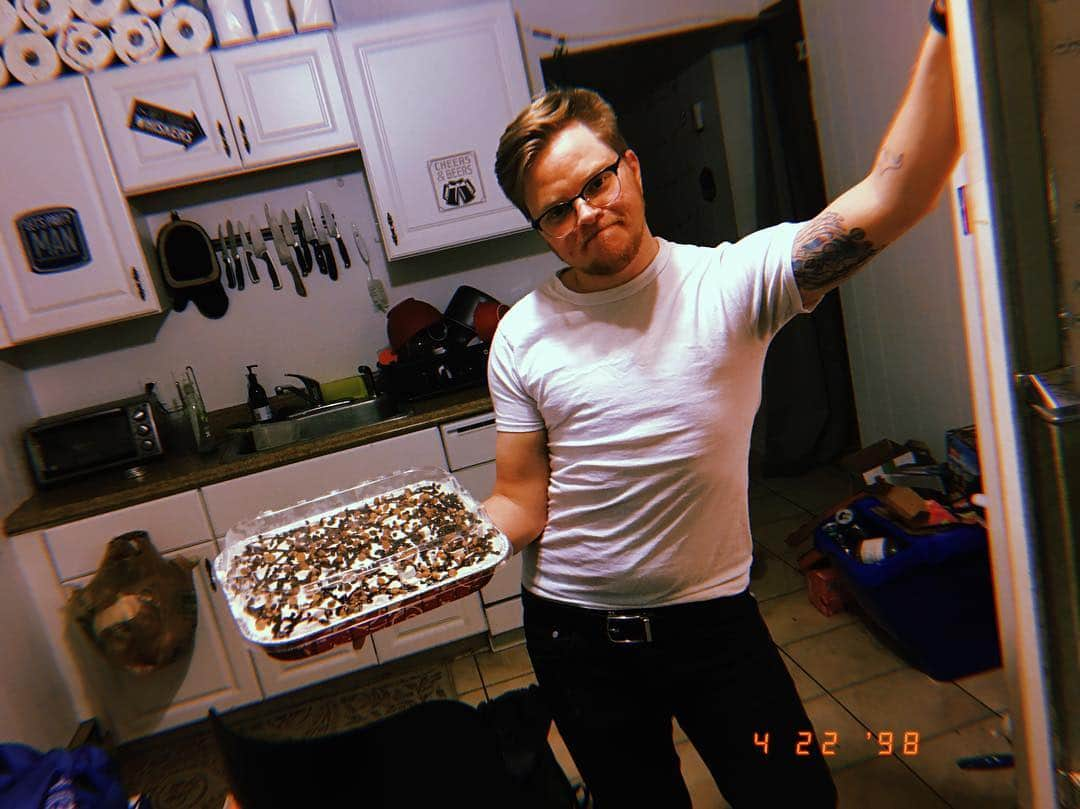 スカイラー・カーギルさんのインスタグラム写真 - (スカイラー・カーギルInstagram)「1. reed is proud of his chocolate lasagna pudding thing for his potluck! . 2. my partner and i cuddled on the couch holding rocky (aka coco) . 3. micah, alix, reed and i going bowling! (also where i finally lost one of my foot orthotics after 6 years of not losing them RIP lol) . 4. waiting for twenty one pilots to play with billee, this is the ferris wheel at boston calling :) . 5. reed taking a picture of the sunset from our backyard while we took out the trash last night like the Good Boys we are 👍🏼 . 6. sunflowers are my favorite flower and my love got me these for my birthday 🌻 . . all good recent memories. what has recently made a memory for you? much love and light 🌱🌸💕」5月28日 3時02分 - skylarkergil