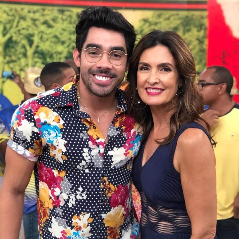 ファチマ・ベルナルデスのインスタグラム：「Não sei o que escrever. Que tristeza! Que sensação de que a vida pode ser muito injusta! Muito difícil enfrentar essa segunda-feira.  Meu carinho e meus sentimentos à família de sangue e à grande família de fãs e amigos que ele construiu nos 28 anos de vida. Obrigada @gabrieldiniz pelos muitos #encontros em que vc nos encantou. 🙏 minha solidariedade tb às famílias dos outros dois tripulantes. 🙏」