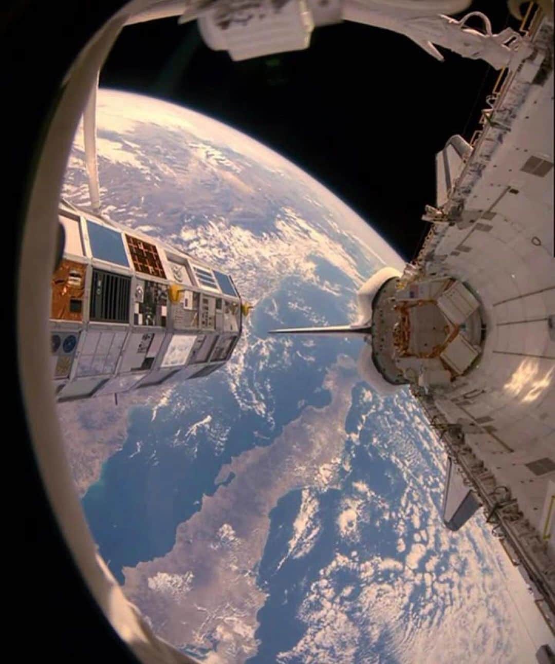 Alfredo Floresさんのインスタグラム写真 - (Alfredo FloresInstagram)「I learned something interesting while at NASA; the overview effect. The conflicts that divide us as people are so tiny, especially when viewing our planet from space. Astronauts looking at the Earth see a beautiful planet amongst the voids. We are all one. Regardless of ANYTHING, this is our small fragile planet we share and depend on. Let’s be more kind to each other. Happy Memorial Day.」5月28日 3時00分 - alfredoflores