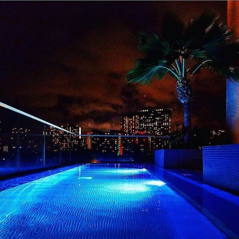 Trump Waikikiさんのインスタグラム写真 - (Trump WaikikiInstagram)「Enjoy an enchanted evening at the 6th floor level Infinity Pool and swim under the stars and moon. 📷: @jamespalamar  #trumpwaikiki #neversettle #fivestarhotelhonolulu #waikikihotel #luxuryhotel #lethawaiihappen #visitoahu  6階のインフィニティプールは午後10時まで。プールはゲスト専用です。📷: @jamespalamar #トランプワイキキ #インフィニティプール #5つ星ホテル #ラグジュアリートラベル #ワイキキのホテル」5月28日 3時04分 - trumpwaikiki