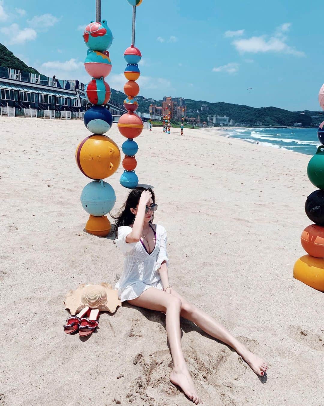 張楚珊さんのインスタグラム写真 - (張楚珊Instagram)「愛就像藍天白雲 晴空萬里～突然好想你🎵🤪 - 白色度假洋裝是 @bfflifestyle.shop 💞#3穿搭  非常喜歡！！可以遮小肚肚🤣 材質也是好蘇胡～柔柔軟軟的🥰 照片是角度問題！絕對是！我喬很久也拍很久啦～～～😾」5月28日 3時06分 - iam33___