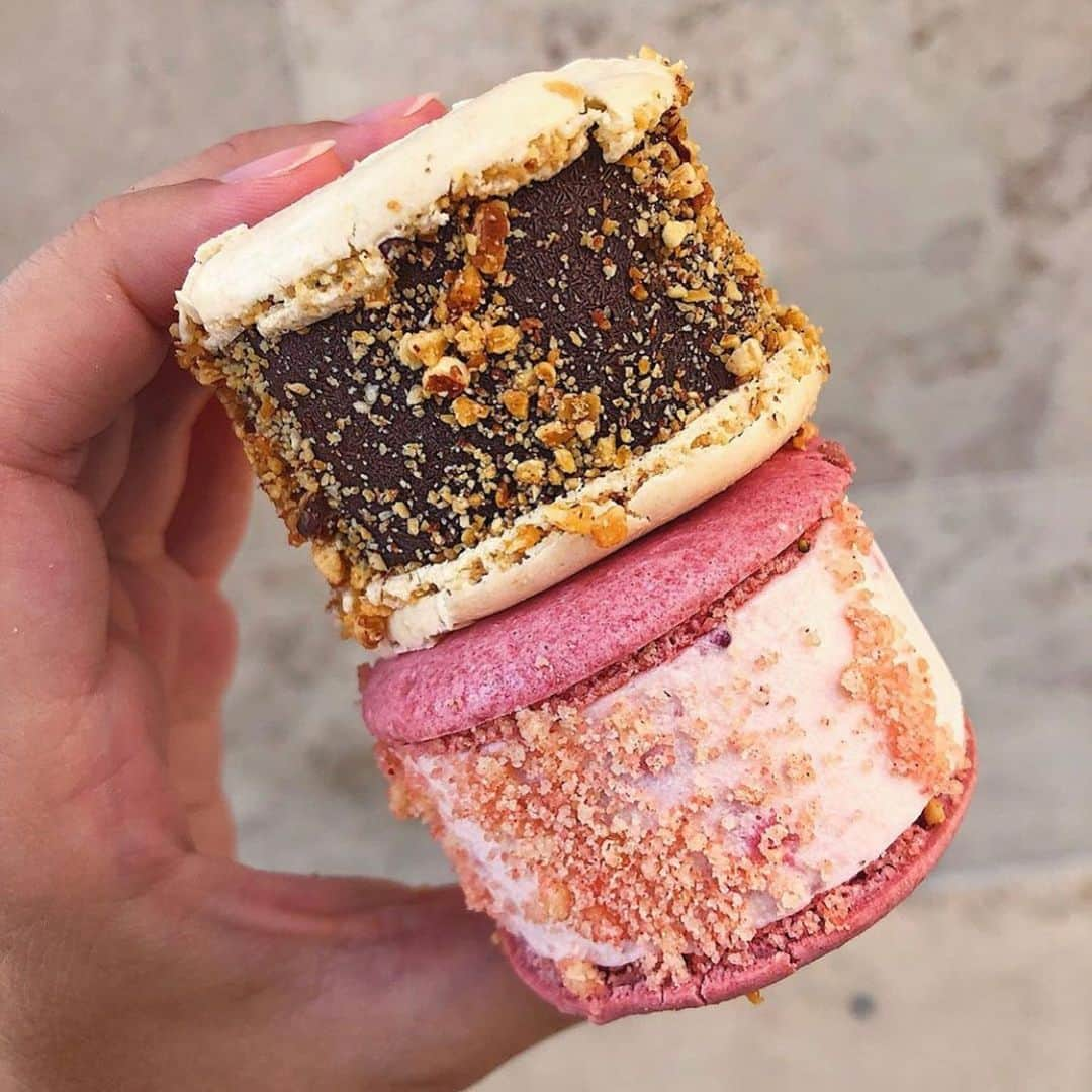 Whole Foods Marketさんのインスタグラム写真 - (Whole Foods MarketInstagram)「Hold the ☎️... Macaron ice cream sandwiches?! 🤯📷: @laurensanoeats」5月28日 3時08分 - wholefoods