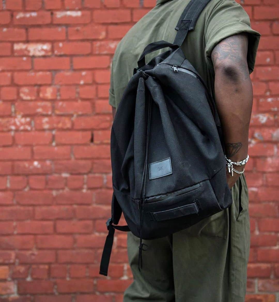 オーク ニューヨークのインスタグラム：「@bykevinsanon with the throop backpack and in the seigel jumpsuit☀️」