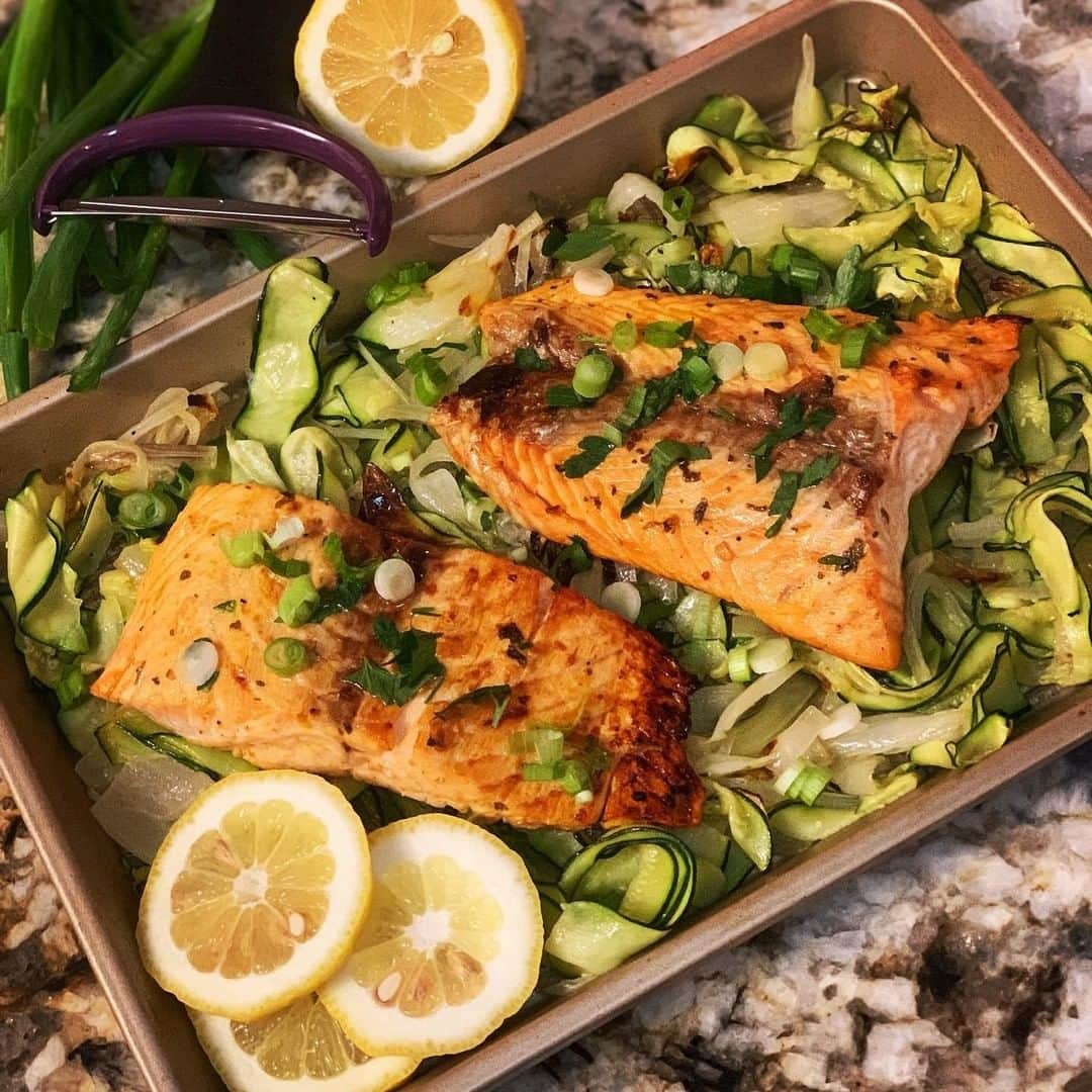 OXOさんのインスタグラム写真 - (OXOInstagram)「What's your go-to recipe on a busy weeknight? We're loving @_holycannolis's salmon and zucchini sheet pan dinner.」5月28日 3時30分 - oxo