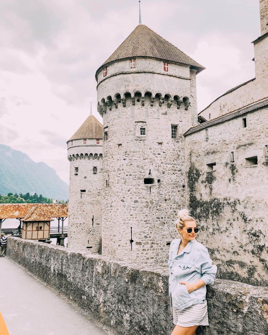 Aspyn Ovard Ferrisさんのインスタグラム写真 - (Aspyn Ovard FerrisInstagram)「Another pretty thing we saw in Switzerland ✈️ The sad news is all my vlog footage is ruined because it was windy everywhere and the audio is sooooo bad 😢 So no Europe vlog please just enjoy my Europe pics 💕😭」5月28日 3時33分 - aspynovard
