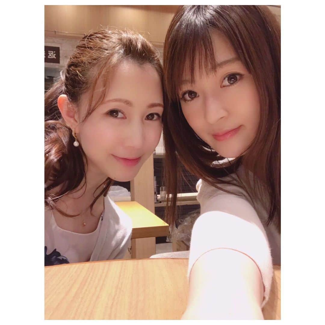 天野恵さんのインスタグラム写真 - (天野恵Instagram)「愛ちゃんとMegumi♡Keiっていうユニット組んで早4年☺️💕 昔メジャーデビューした時それぞれ同じタイミングでCDをリリースするって事でインストアLIVEを一緒にまわったり一緒にLIVEしたり。その時はほぼお話しした事もなかったんだけど、お互いユニット解散してからめぐちゃんが一緒にやろうて言ってくれて。縁って不思議。出会えて本当に良かった☺️じゃなかったら自分主催のLIVEなんて絶対できてない。笑笑 めぐちゃんのおかげで皆に会えたし今があります。 ありがとう☺️💕 そんなめぐちゃんと4周年記念LIVEします！！！！！ よろしければ☺️💕 ■六本木クラップス ■公演日／2019年7月5日（金） ■開場／18：30 ■開演／19：30 ■料金・ミュージックチャージ／4,300円（当日500円UP）税込 ※ご入店時に1stDRINK代としまして、別途【700円】頂戴致します。 ※ご来店順の自由席 ※ご飲食代別 ■出演 #若林愛 (cl)、#天野恵 (vln)、広田圭美(pf/key)、桝谷マリ(per/ds)、原口彩香(b)」5月28日 3時33分 - amakei19