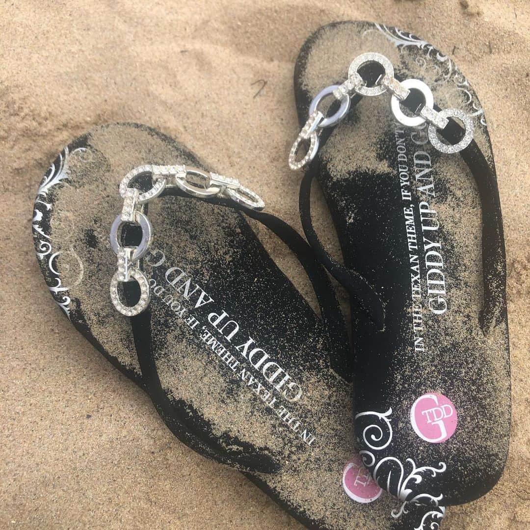 ガールトゥードアーズダウンのインスタグラム：「Flip flops for the beach  Shop now www.gtdd.com #flipflops #puertorico #summer #fivelink #sand #sandals #marriotstellaris #poolparty #summerparty#ocean #oldsanjuan #oldsanjuanpuertorico #usa #memorialday」
