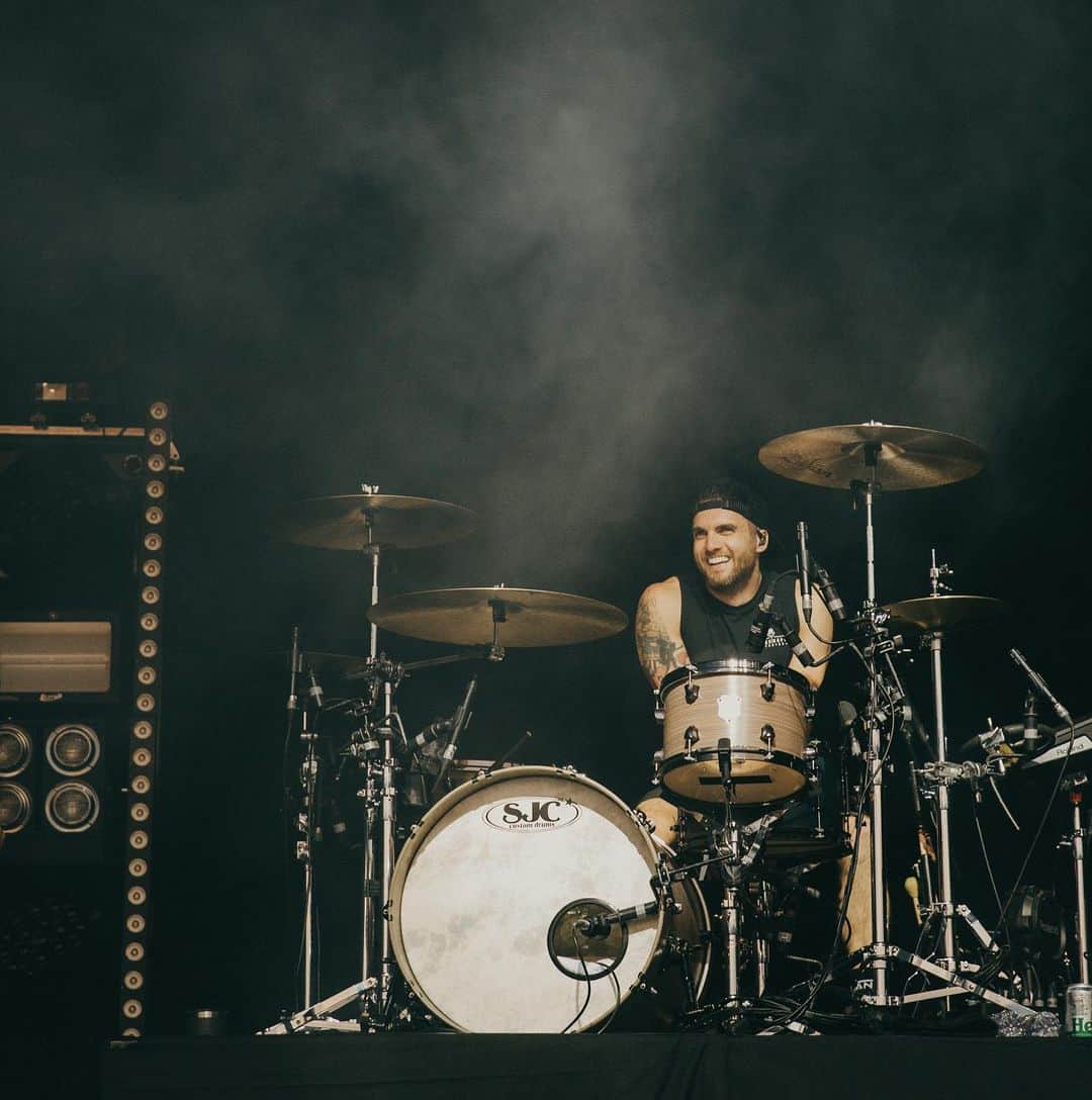 リアン・ドーソンのインスタグラム：「This is such a crazy fortunate life I live. Thanks to anyone who’s ever listened to us, I owe you for nearly all of my smiles. 🖤」