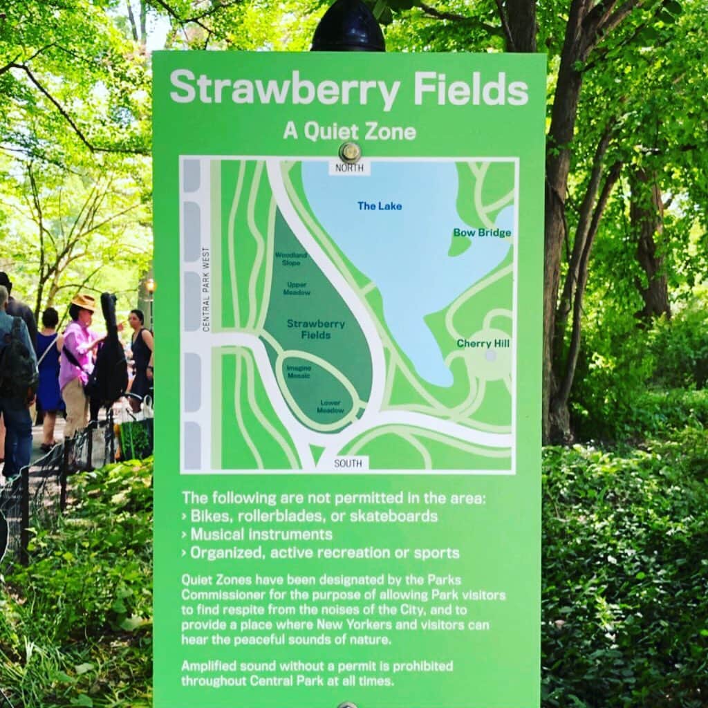 上杉洋史のインスタグラム：「Taking a walk through Strawberry Fields. #strawberryfields #centralpark #nyc」