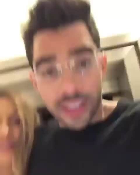 Claudia Leitteのインスタグラム：「Meu coração ao meio. Quando a notícia saiu, caminho de pólvora aceso. A ausência de adeus. Alguém a quem queríamos bem. As- já- incontáveis tragédias as quais estamos constantemente assistindo. Outras tantas foram as reflexões. Eu chorei sem controle porque o pavor me sobreveio. Tomou-me de assalto. Violento. Quando a dor nos acomete assim, nem sempre orar é a primeira atitude. Que Deus me perdoe por não ter feito uma prece de imediato e que agora não só conforte a família, os amigos e fãs do meu amigo Gabriel, mas, mantenha acesa a fé, a esperança e o amor nos corações de todos nós. Deus está aí para que o amor não se esfrie! Descanse em paz, meu irmão! 😭😭😭😭😭😭😭😭 #RIP #GABRIELDINIZ」