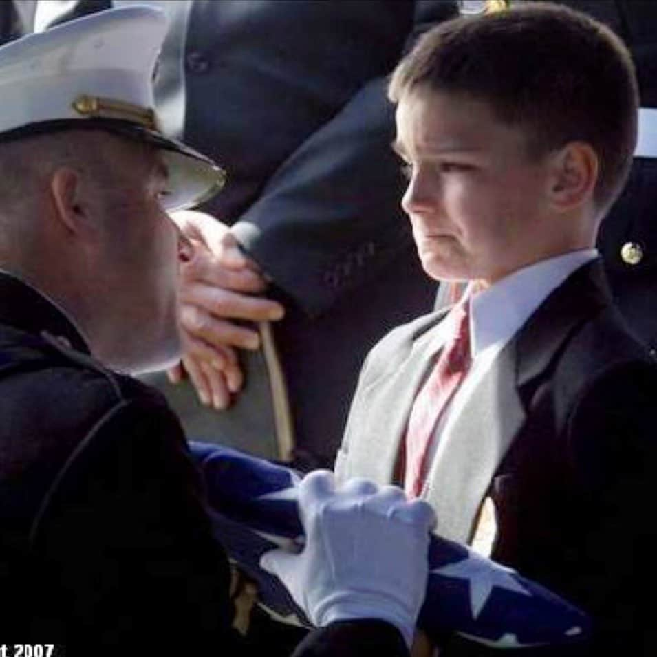 サラ・フォスターさんのインスタグラム写真 - (サラ・フォスターInstagram)「A reminder of what today is. To all the children who have lost their parent. To all the parents who have lost a child. Thank you for your service. Thank you for the sacrifice. Thank you for our freedom.」5月28日 3時45分 - sarafoster