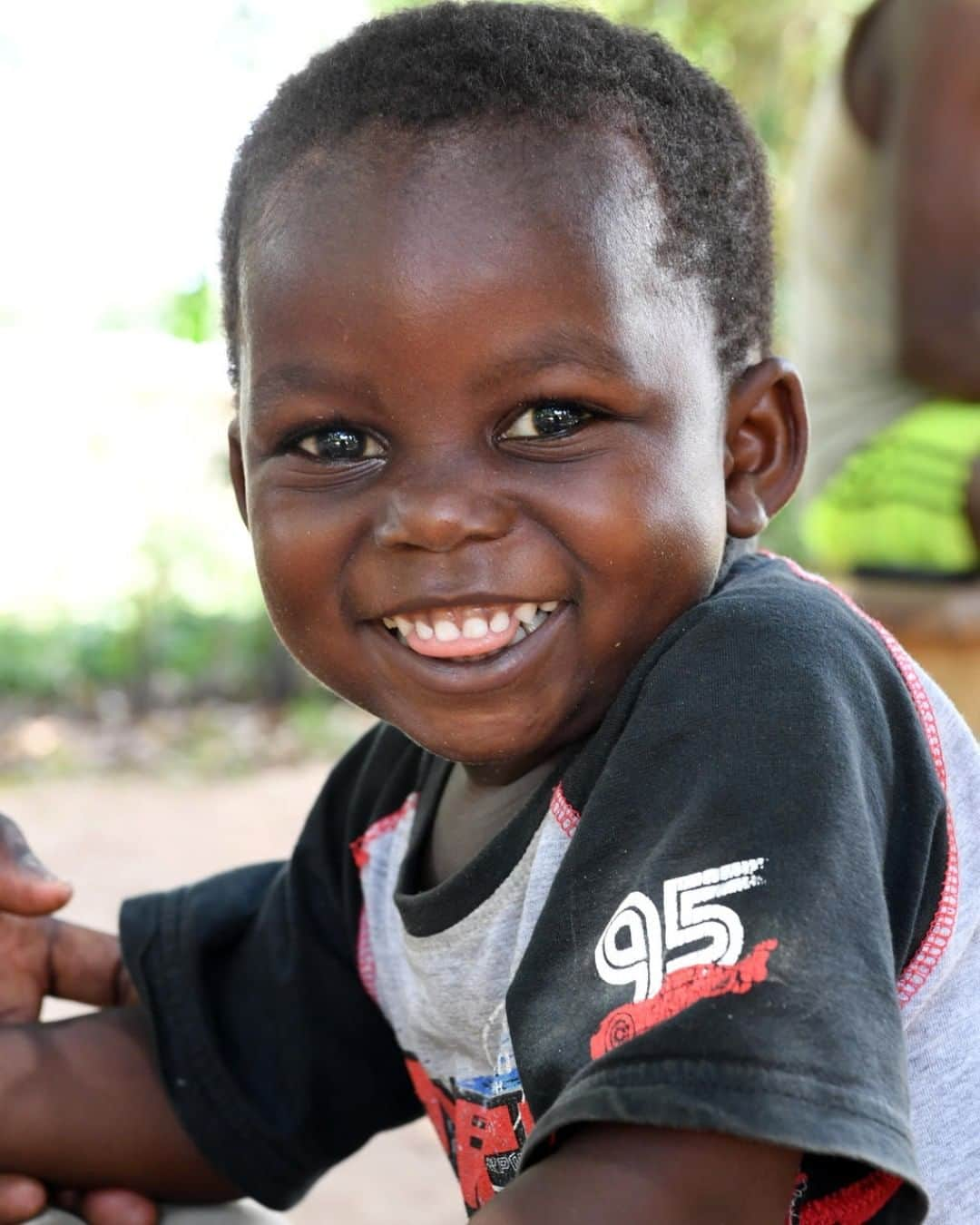 unicefさんのインスタグラム写真 - (unicefInstagram)「What's your happiest childhood memory?  This little one is having fun in his village in Côte d'Ivoire. Every child has a right to grow up happy and safe. We must work together to protect children in their communities, homes and schools. #ENDviolence © UNICEF/UN0315295// Frank Dejongh」5月28日 3時45分 - unicef