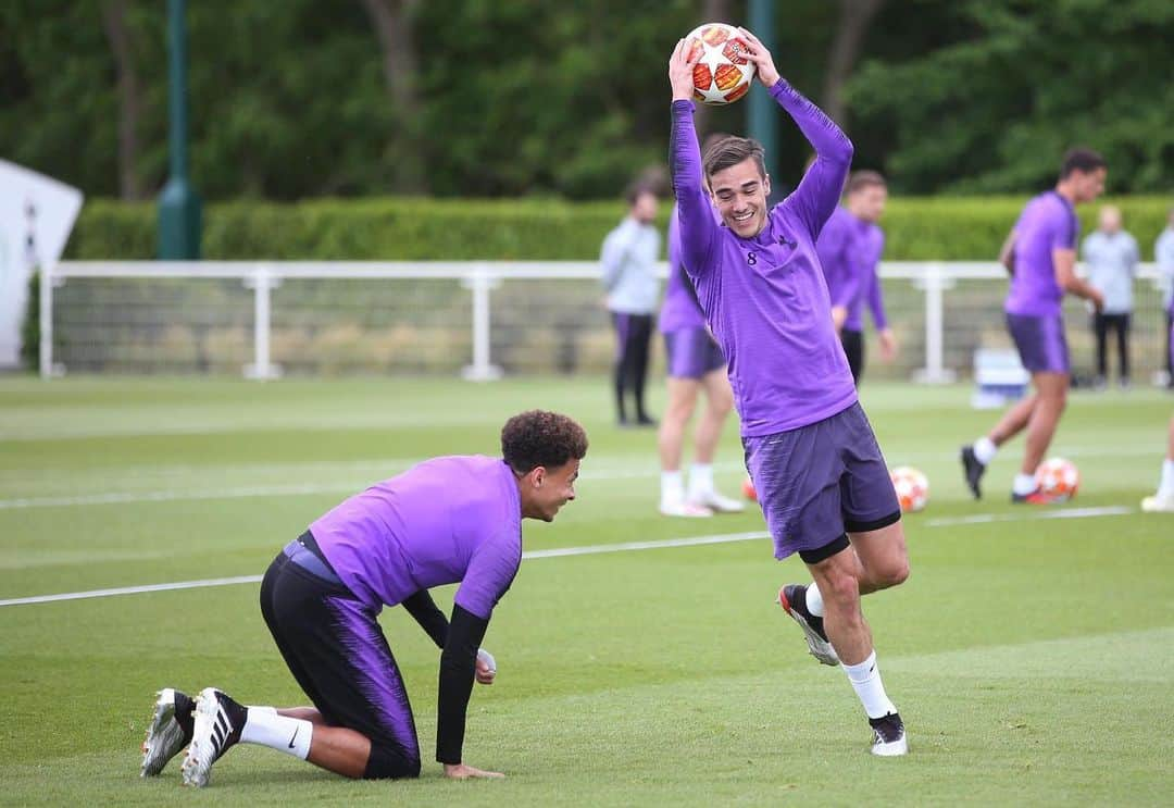 ハリー・ウィンクスさんのインスタグラム写真 - (ハリー・ウィンクスInstagram)「All smiles preparing for Saturday😁😁 #UCL #COYS」5月28日 3時54分 - harrywinks