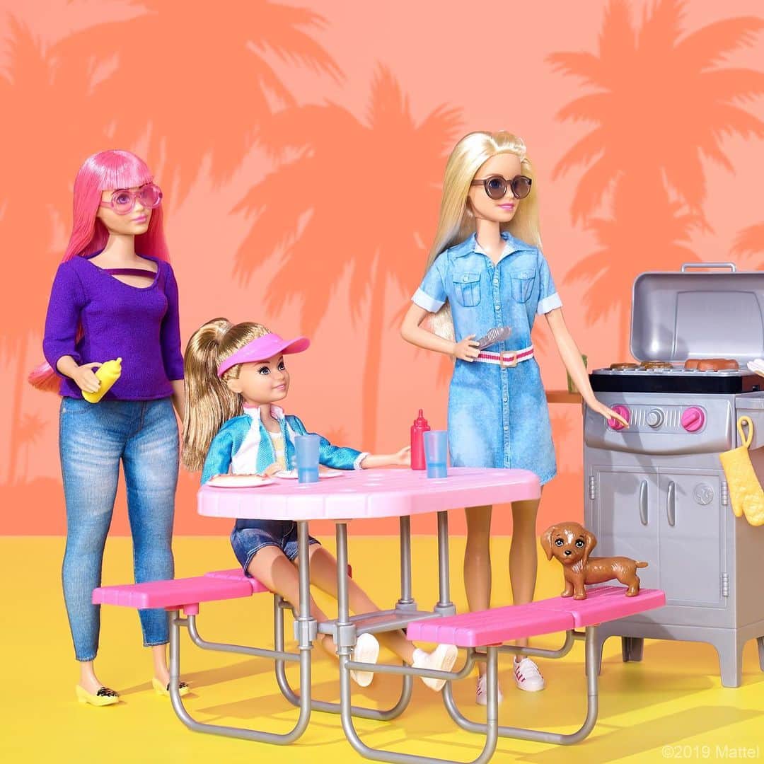 バービーさんのインスタグラム写真 - (バービーInstagram)「No better way to celebrate the start of summer than a BBQ with best friends! What’s on your plate this #MemorialDay? #Barbie」5月28日 4時14分 - barbie