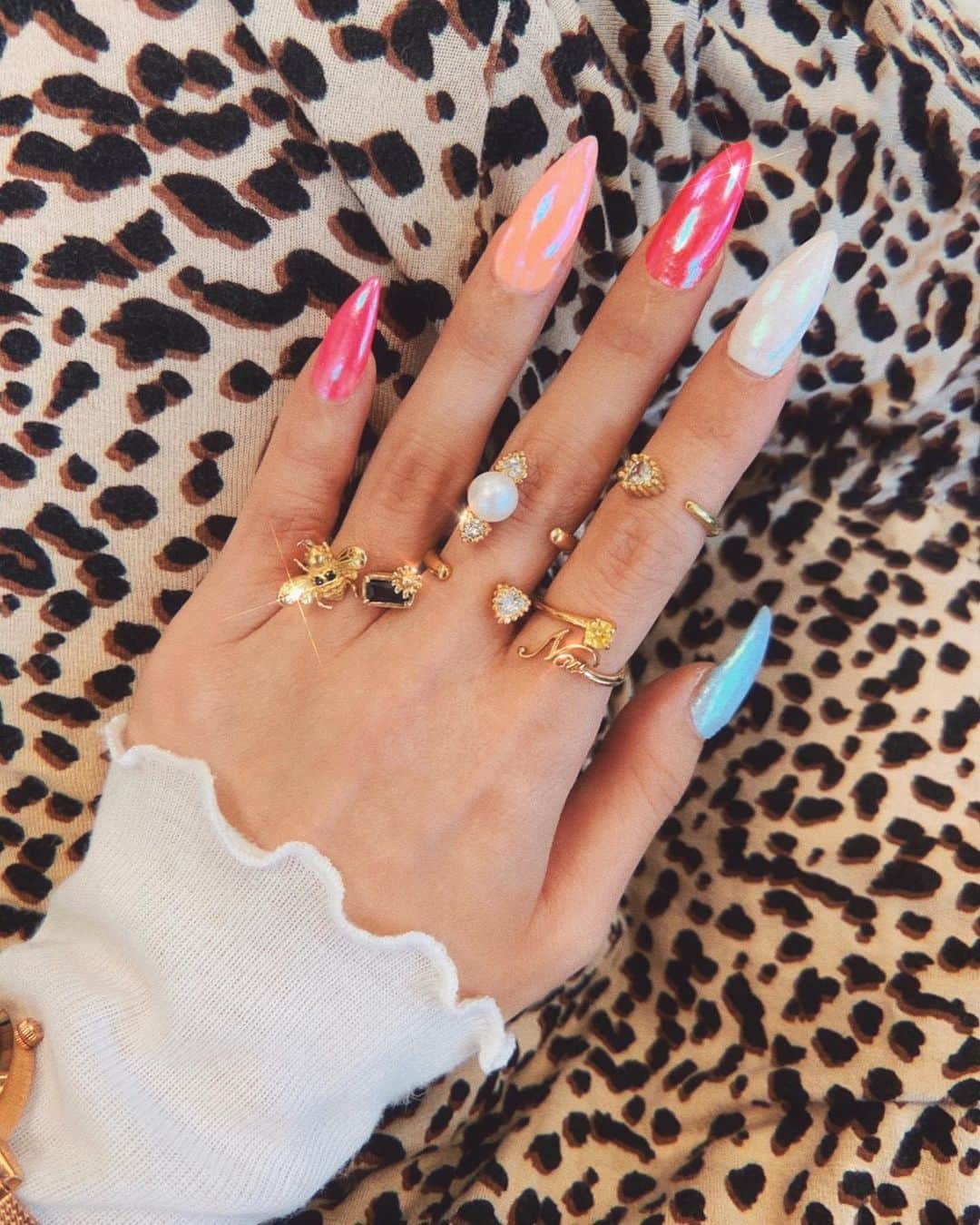 AikA♡ • 愛香 | JP Blogger • ブロガーのインスタグラム：「I don’t know if I am obsessed with those unicorn rainbow chrome nails OR with my new stunning Bee, Pearl & Crystal, and Birthday rings from @roxalne more 🐝💍✨// #loveclosetnails ————— 最近のネイル💅🏻 クロムで🌈にしたよッ！ デザインなしでシンプルだけど、存在感ゎバッチリ♫ かわいーすぎる!!!! ♡ ピアノ弾けなくなるけど、仕方ナイ😂 最近出会ったBaliのジュエリーブランド💎 @roxalne のリング達が素敵すぎて毎日ヘビロテ😍✨ パッケージもすごく可愛くて、とってもいい香りで、開けた時にステキな気持ちになっちゃった。めっちゃファビュラスでしょ💕🐝💍✨ ..... #chromenails #springnails #rainbownails #mystyletoday #nailsonfleek #livecolorfully」