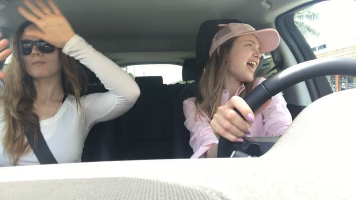 ヴラダ・ロスリャコヴァのインスタグラム：「Beware of silver Land Rover between Miami and Boca Raton 💃💃 @katsiadaniliuk」