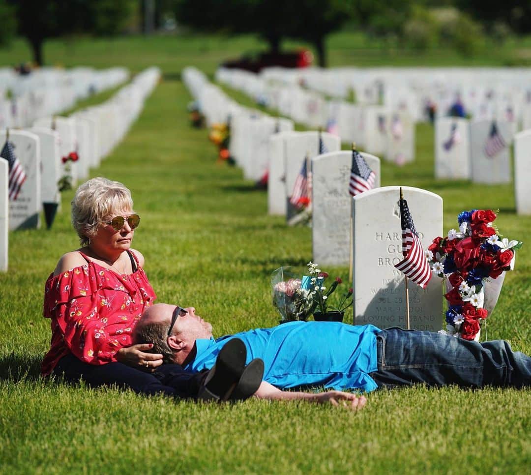 NBC Newsさんのインスタグラム写真 - (NBC NewsInstagram)「Tammy and Pat McCullough visit the grave of Tammy's father, Harold Guy Brown, a #Navy veteran of World War II, in honor of #MemorialDay at Fort Snelling National Cemetery in #Minneapolis. . 📷 @rtsongphoto / @startribune via @apnews」5月28日 4時33分 - nbcnews
