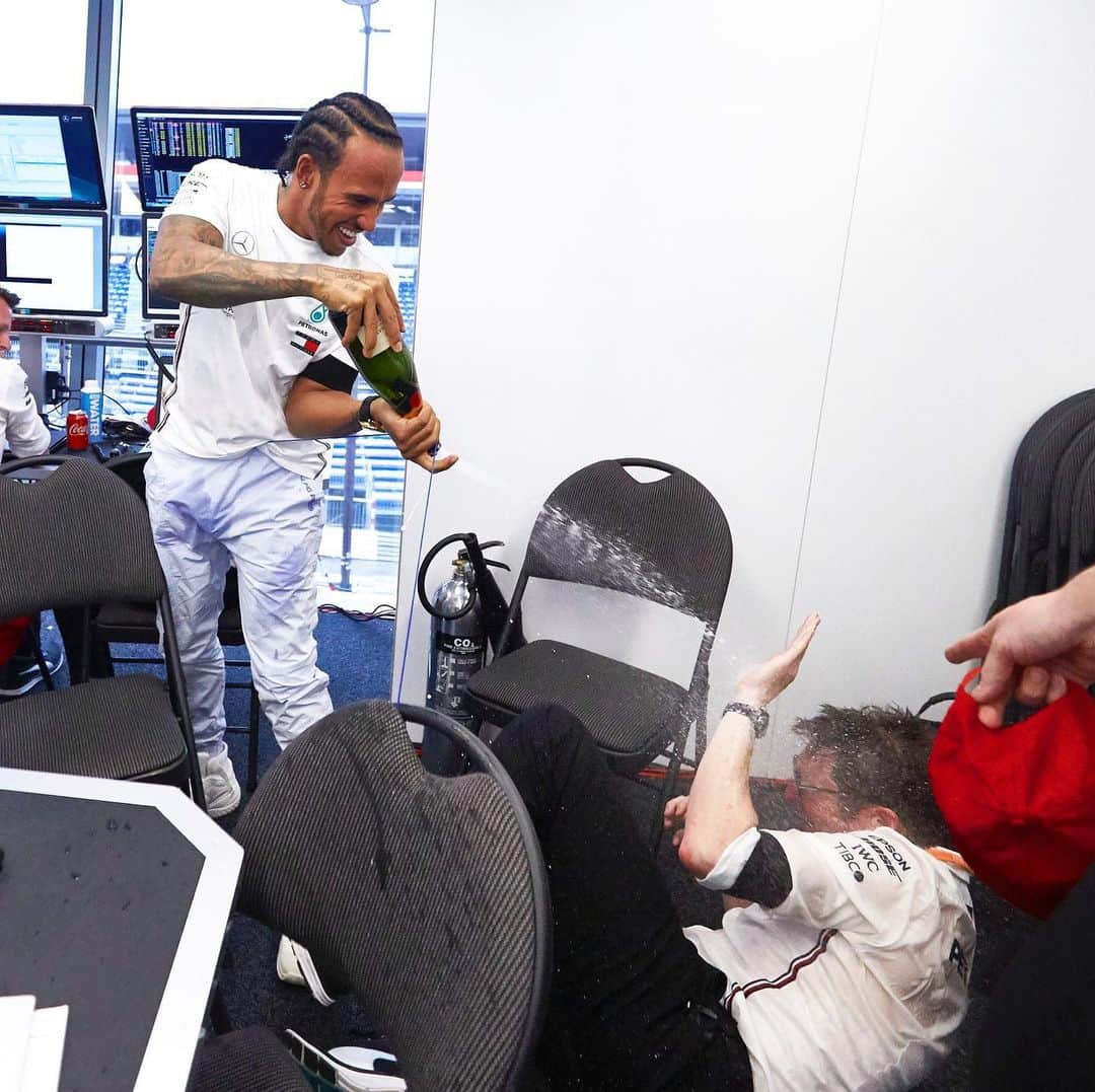 MERCEDES AMG PETRONASさんのインスタグラム写真 - (MERCEDES AMG PETRONASInstagram)「When Shov tells you the Medium tyre will go all the way... 😂😂😂 • #MercedesAMGF1 #Mercedes #AMG #F1 #PETRONASmotorsports #MonacoGP #DrivenByEachOther @lewishamilton」5月28日 4時44分 - mercedesamgf1