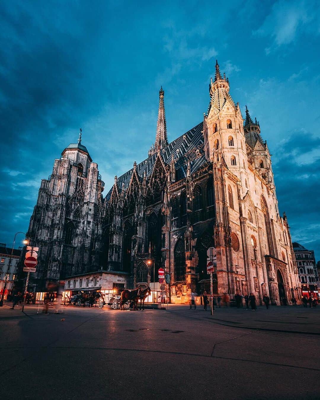 Wien | Viennaさんのインスタグラム写真 - (Wien | ViennaInstagram)「According to the plans of the architect Hans Puchsbaum the two towers of St. Stephens Cathedral should have been built the same height. However, due to financial problems construction ended up taking almost 150 years and resulted in a shorter North Tower. You can see the 58 metre high North Tower in the first photo on the left and the 136 metre high South Tower in the second photo! ✨🌃 by @nurielmolcho #ViennaNow」5月28日 4時57分 - viennatouristboard
