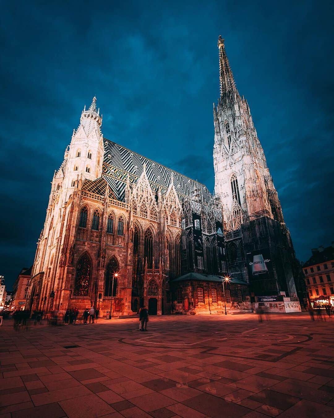 Wien | Viennaさんのインスタグラム写真 - (Wien | ViennaInstagram)「According to the plans of the architect Hans Puchsbaum the two towers of St. Stephens Cathedral should have been built the same height. However, due to financial problems construction ended up taking almost 150 years and resulted in a shorter North Tower. You can see the 58 metre high North Tower in the first photo on the left and the 136 metre high South Tower in the second photo! ✨🌃 by @nurielmolcho #ViennaNow」5月28日 4時57分 - viennatouristboard