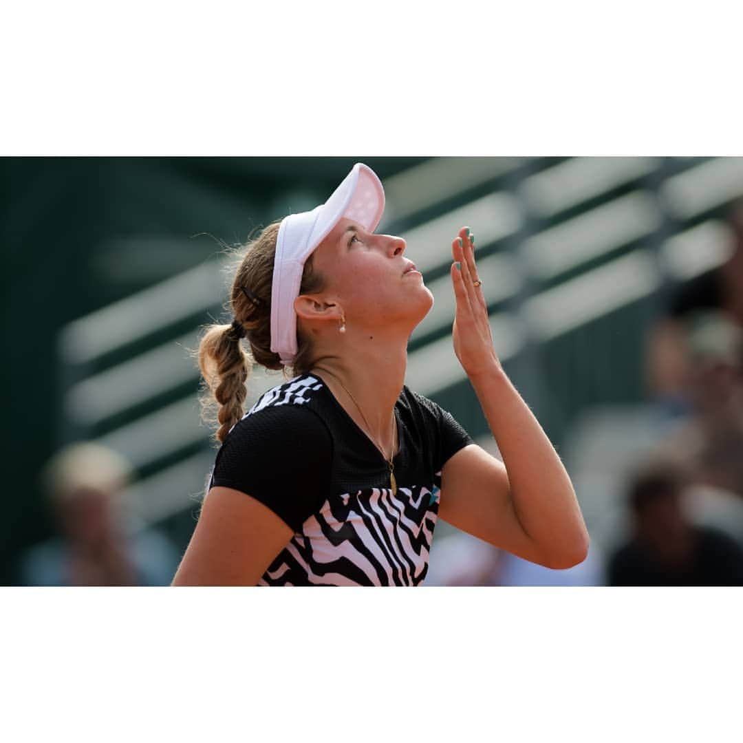 エリーゼ・メルテンスさんのインスタグラム写真 - (エリーゼ・メルテンスInstagram)「Good day in Paris ❤️🇫🇷 Into the ✌️nd round! Thank you for the support 🇧🇪 #rolandgarros #rg19」5月28日 4時53分 - mertenselise