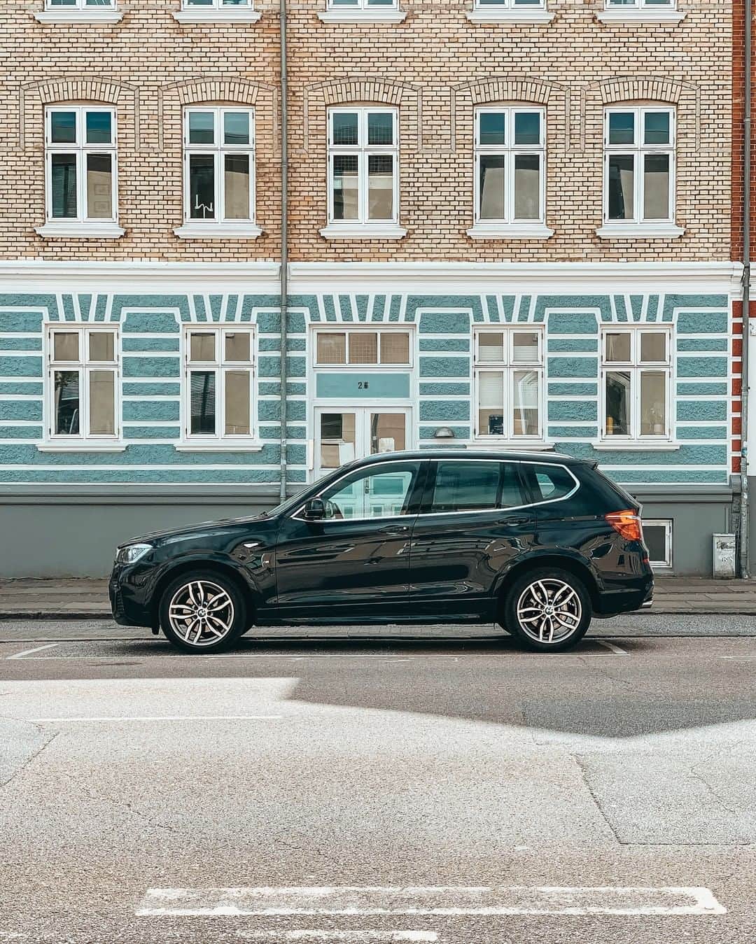 BMWのインスタグラム：「Fits in every scenario. The BMW X3. #BMWrepost @scaredoftherain  #BMW #X3」