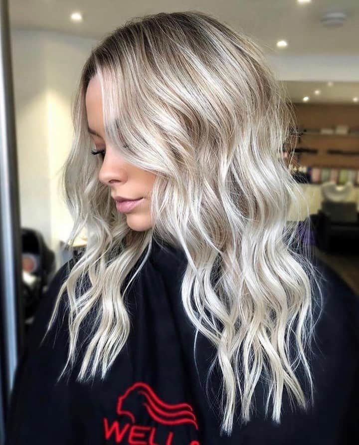 CosmoProf Beautyさんのインスタグラム写真 - (CosmoProf BeautyInstagram)「@tialambourn_hair is serving it with this vanilla blonde🍦😋 ✨ FORMULA👇 @wellahairusa #Blondor and 6%, moving onto 9% in foils Root: Wella #ColorTouch 6/0 Lengths: Wella #Illumina 10/93 + 10/69 and pastel developer Wella Oil Reflections and Wella EIMI Glam Mist  Find your favorite #Wella EIMI products at your local #cosmoprofbeauty where you are #licensedtocreate  #repost #blondehair #blondespecialist #wellacolor」5月28日 5時00分 - cosmoprofbeauty