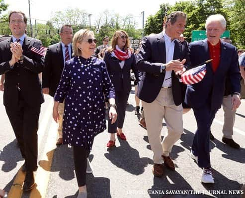 ヒラリー・クリントンさんのインスタグラム写真 - (ヒラリー・クリントンInstagram)「Always such a joy to march in Chappaqua’s Memorial Day parade. Wishing everyone a lovely day of reflection and gratitude for all those who have served and sacrificed for the country we all love.」5月28日 5時00分 - hillaryclinton